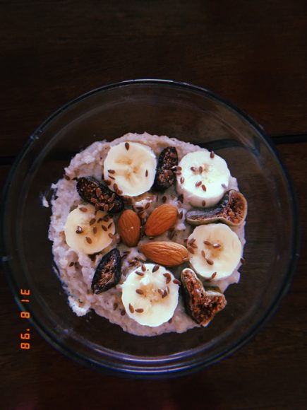 Desayuno de avena, plátano y frutos secos, con semillas de linaza.