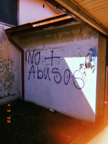 Mural que se encuentra a la entrada de la facultad de idiomas que dice “NO + ABUSOS”.