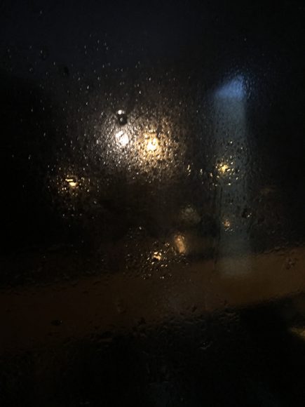 Lluvia en la ventana por la noche.