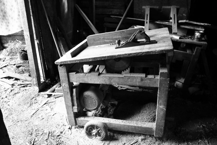 El taller del abuelito de mi pololo, el Feña como le dicen es un mueblista de 80 años, el que dedicó toda su vida a trabajar la madera, lo que lo llevó a quedar completamente sordo.