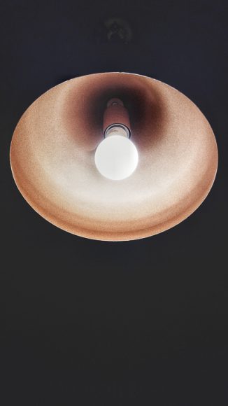 Una lámpara de cobre.