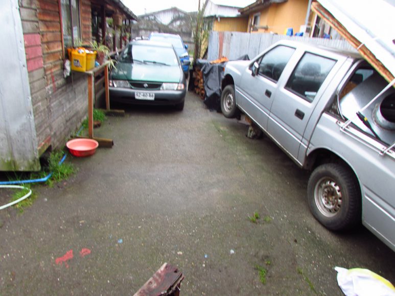 Vivo en un sitio con dos casas, y en una de ellas vive un mecánico, tengo que escapar del fondo prácticamente.