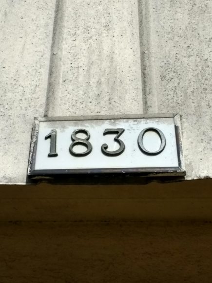 Los números de la foto pertenecen a la dirección de mi casa, a lo largo de mi vida he vivido en muchas casas, anteriormente vivía en una numerada 1313. El número de mi casa anterior era muy chistoso para mis amigos por la referencia coqueta que este tenía, me arrepiento de no haber sacado una foto como está a mi casa anterior.