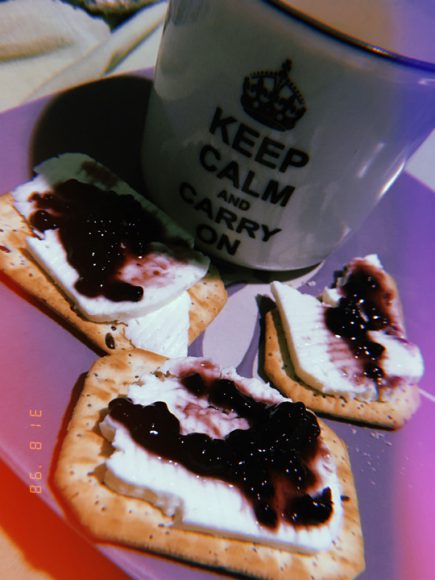 Once con mis galletas favoritas junto a un tazón con leche.