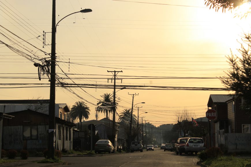 Esta imagen fue tomada desde la entrada de mi casa, los colores del atardecer le dan un toque a una fotografía que muestra lo antiguas que son las casas acá en Barrios Bajos.