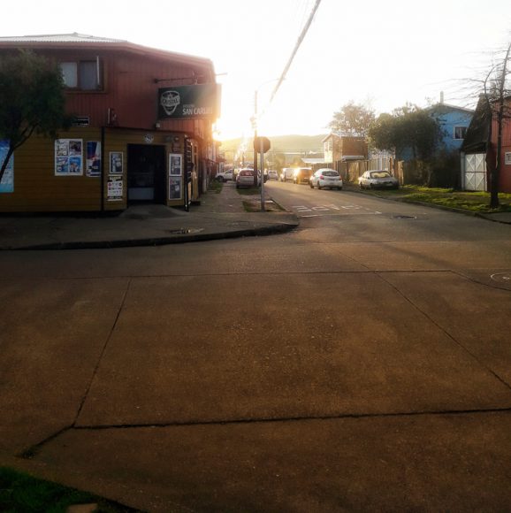 Esta foto fue tomada en un atardecer en que venía de vuelta de la universidad a mi casa, esa botillería tiene muchos años, San Carlos se llama, pero siempre he escuchado que le dicen “donde Peyo”, aparte de ser botillería creo que tiene una mini cantina en su interior, la verdad no si esa cantina aun existe, pero creo que si porque es normal ver borrachitos cerca del lugar.