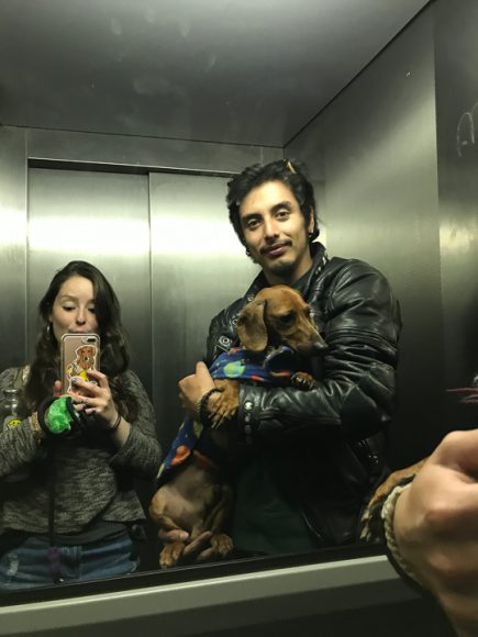 Dos humanos y un perrito en el ascensor del Cidfil.