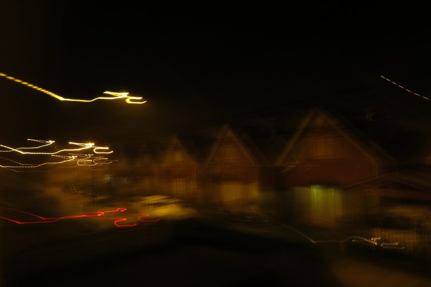 Traté de tomar una foto de noche desde mi ventana, pero sólo se capturaron luces en movimiento. 