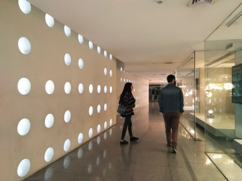 Mi pasillo favorito del Centro Cultural la Moneda, la luz que se proyecta por medio de los orificios de la pared es sensual.